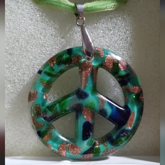NIB Glittered Glass Peace Sign Pendant Green/Gold - Picture 4 of 10